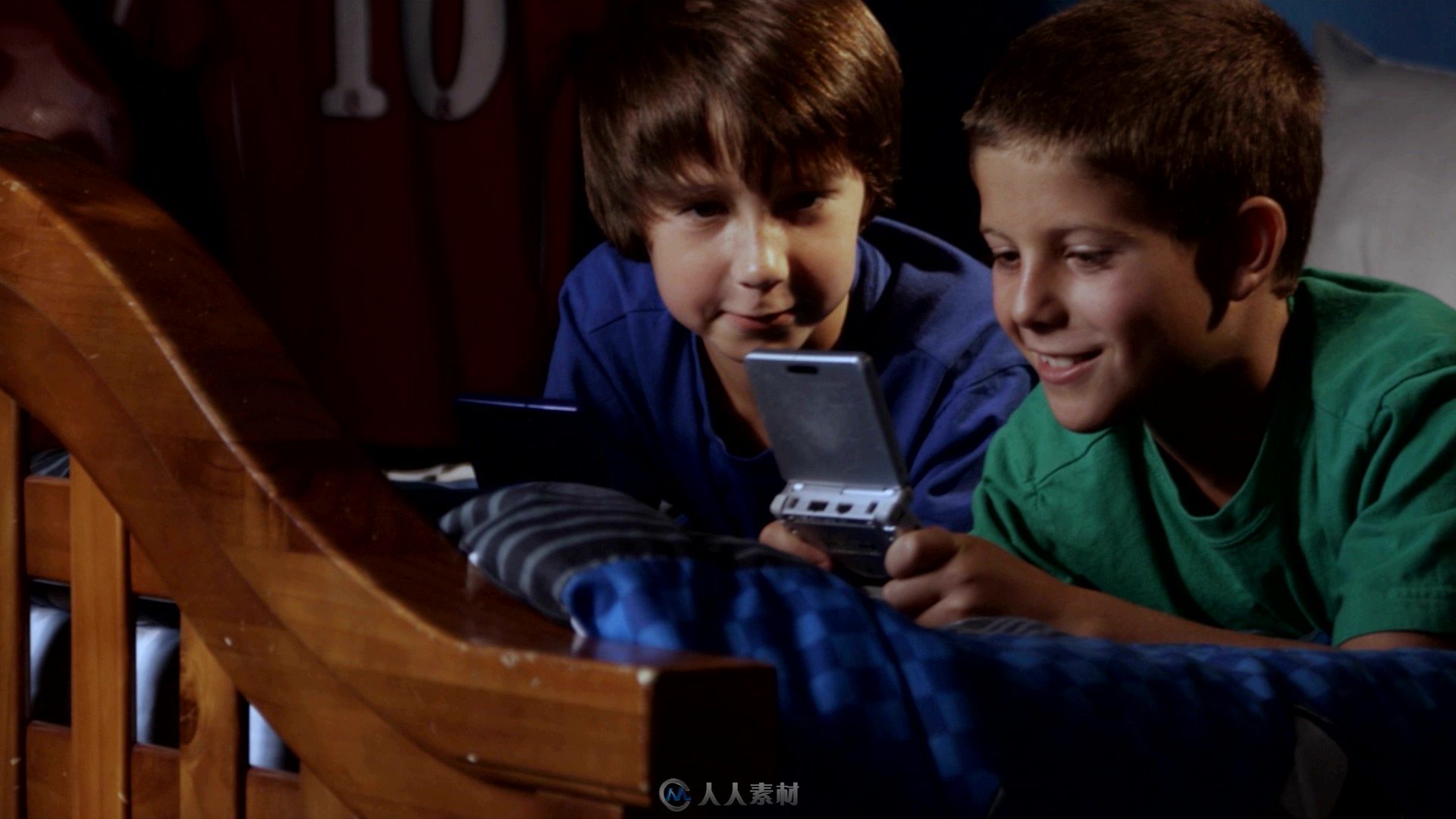 轨道拍摄国外小男孩玩电子游戏视频素材 - 视频