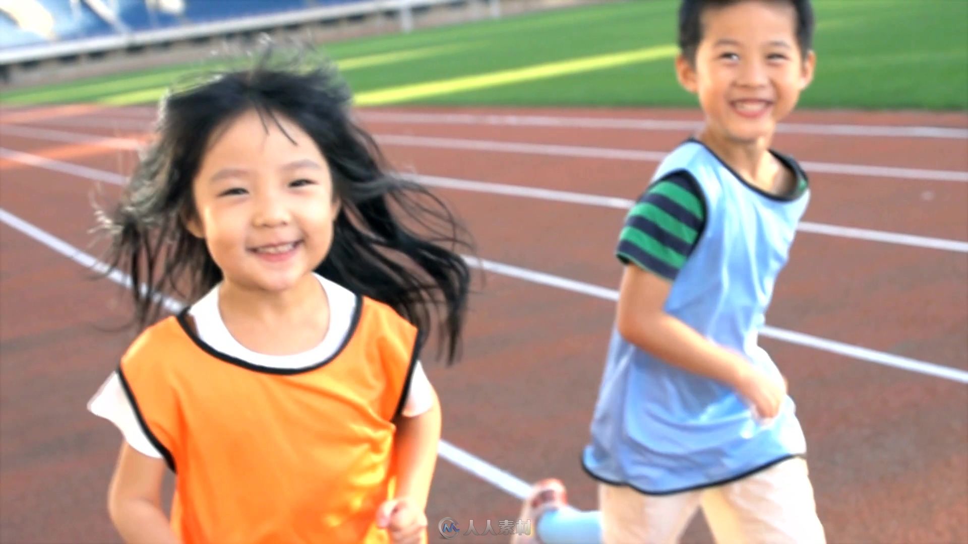 小朋友操场奔跑视频素材 - 视频素材 - 人人素材