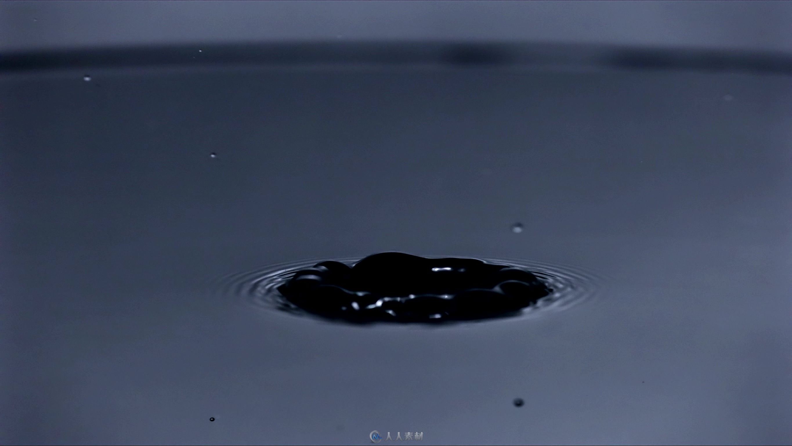 一滴水滴下慢镜头视频素材 - 视频素材 - 人人素