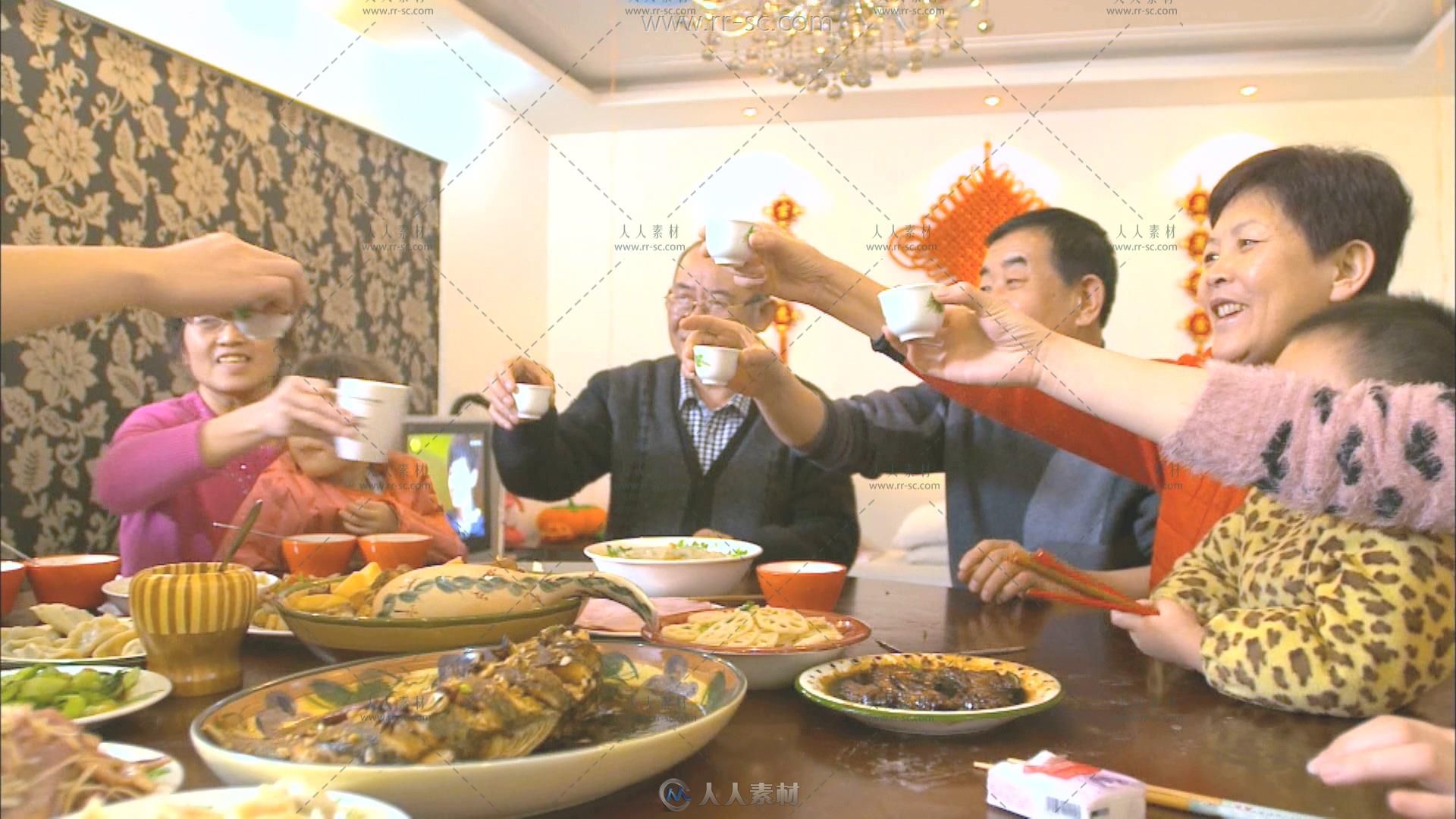 一家人温馨举杯庆祝大团圆高清实拍视频素材