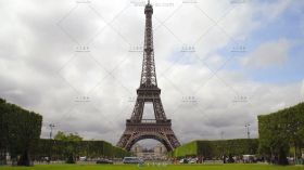 法国巴黎埃菲尔铁塔下的快速人物车流高清实拍视频素材