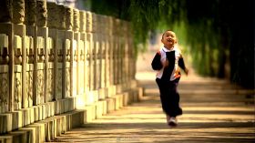 小男孩石桥旁奔跑视频素材