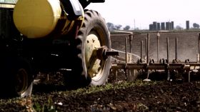 农用机车耕地特写视频素材
