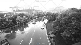 雨天城市来往车辆黑白影像高清实拍视频素材