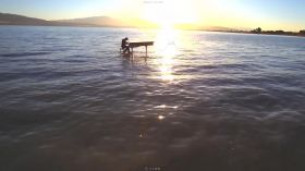湖面上弹钢琴表演文艺高清实拍视频素材