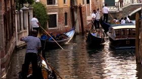 威尼斯小镇游客坐小船游览视频素材