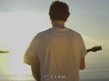 海边一个人弹吉他实拍视频素材