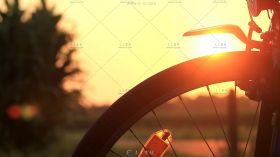夕阳照射自行车车轮宣传片高清实拍视频素材
