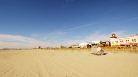 蓝天白云沙滩海岸建筑景色高清实拍视频素材