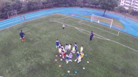 航拍小学生足球课踢足球视频素材