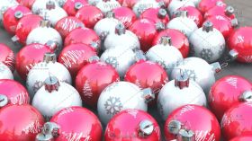 地面上摆满红白两色的圣诞树装饰彩灯视频素材