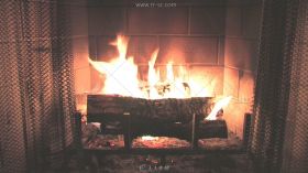 西方家庭壁炉烈火燃烧木柴高清实拍视频素材