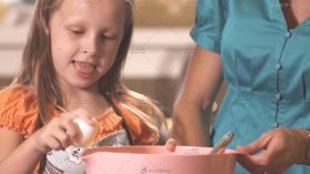 可爱小女孩学习打蛋高清实拍视频素材