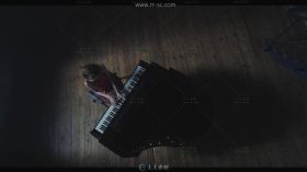 女艺术家弹奏钢琴唱歌场景高清实拍视频素材