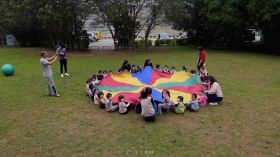幼儿园儿童户外活动高清航拍视频素材