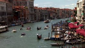 威尼斯小镇游客坐小船游览全景视频素材