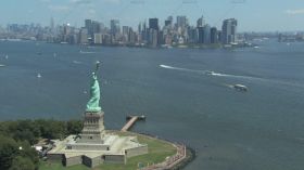 旋转航拍美国纽约自由女神像高清实拍视频素材